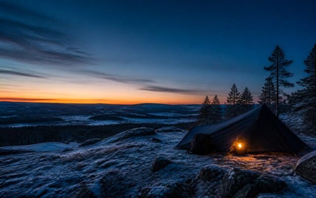 Dormir au chaud en bivouac : règles et matériel